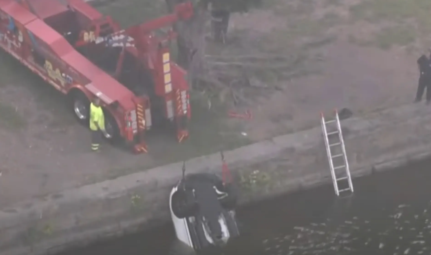 费城情侣路虎后座上演“激情戏”！“忙中出错”碰到变速杆！豪车掉进思故河！